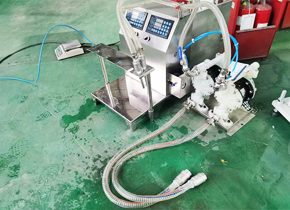 高粘度瓶、袋一體液體洗滌劑灌裝機-01